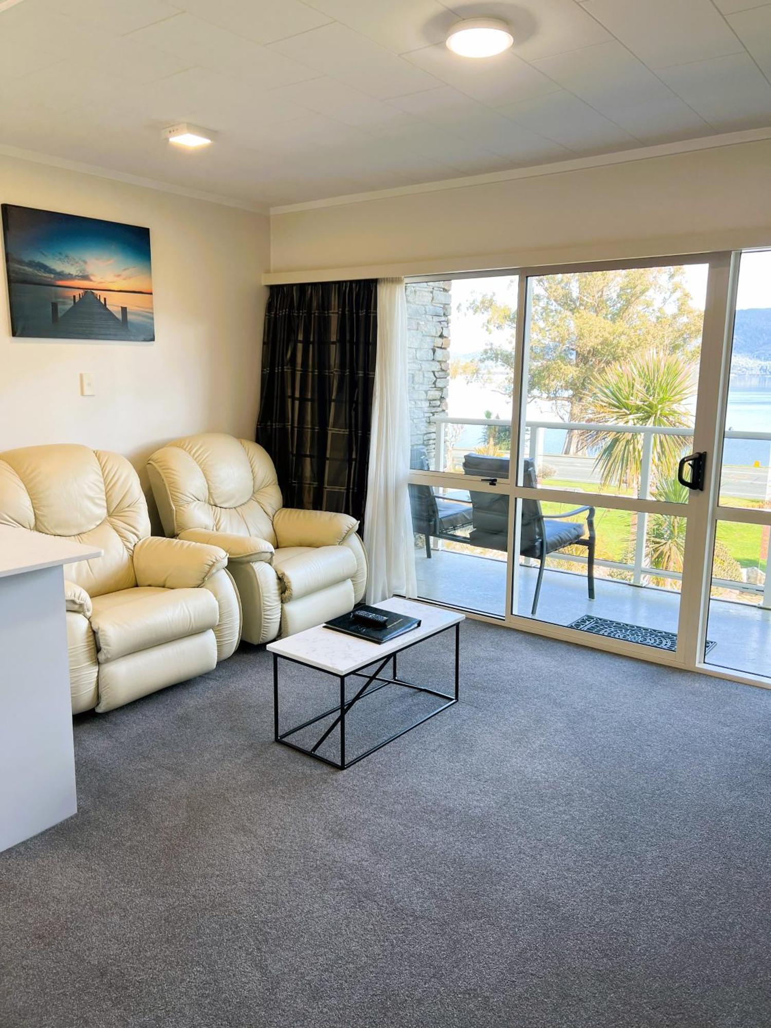 Fiordland Lakeview Motel And Apartments Те Анау Екстериор снимка