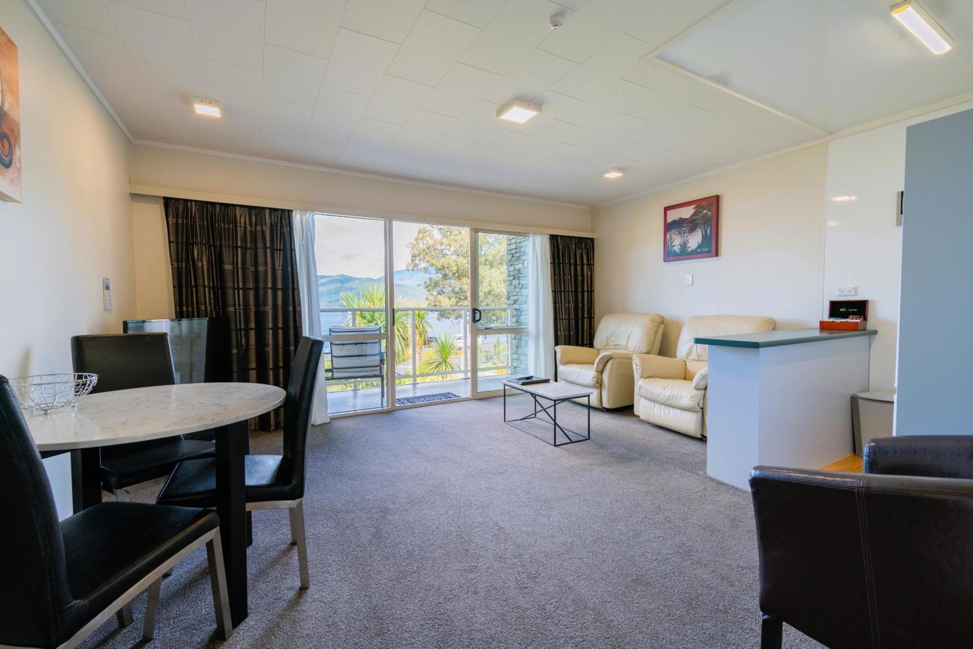 Fiordland Lakeview Motel And Apartments Те Анау Екстериор снимка