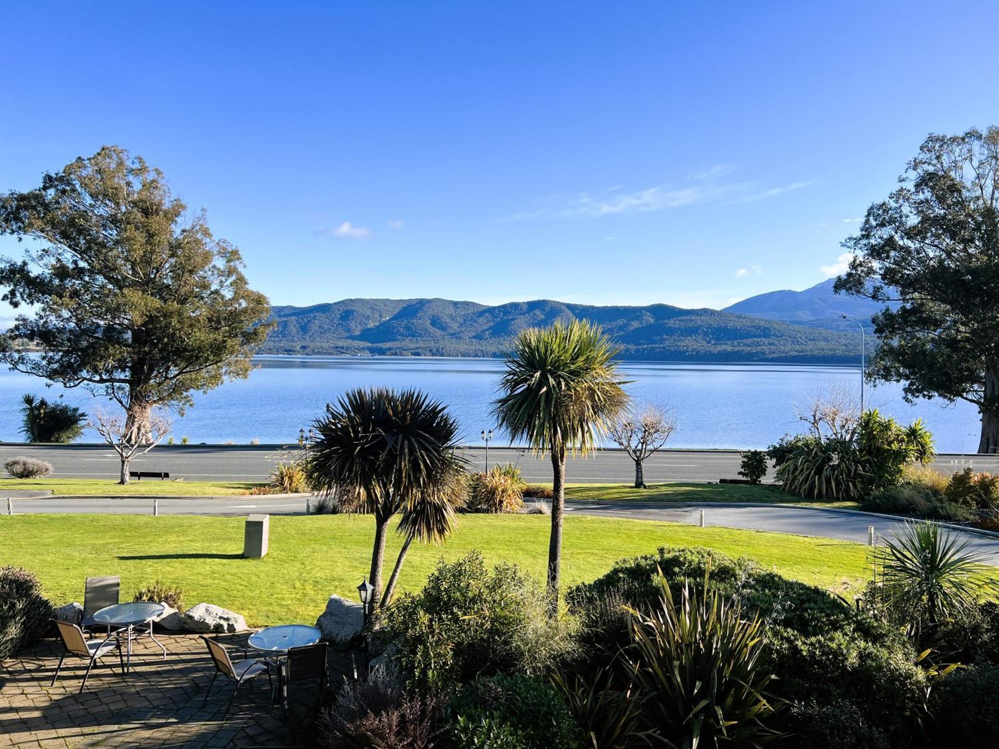 Fiordland Lakeview Motel And Apartments Те Анау Екстериор снимка